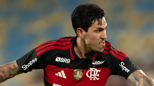 Pedro em campo com a camisa do Fla.