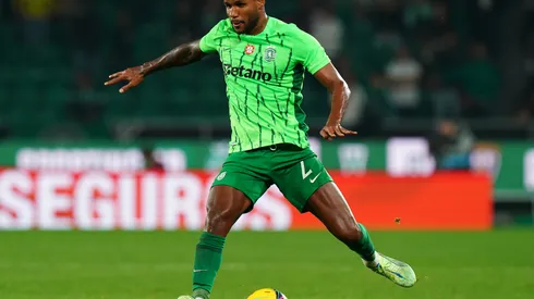Matheus Reis em campo pelo Sporting.