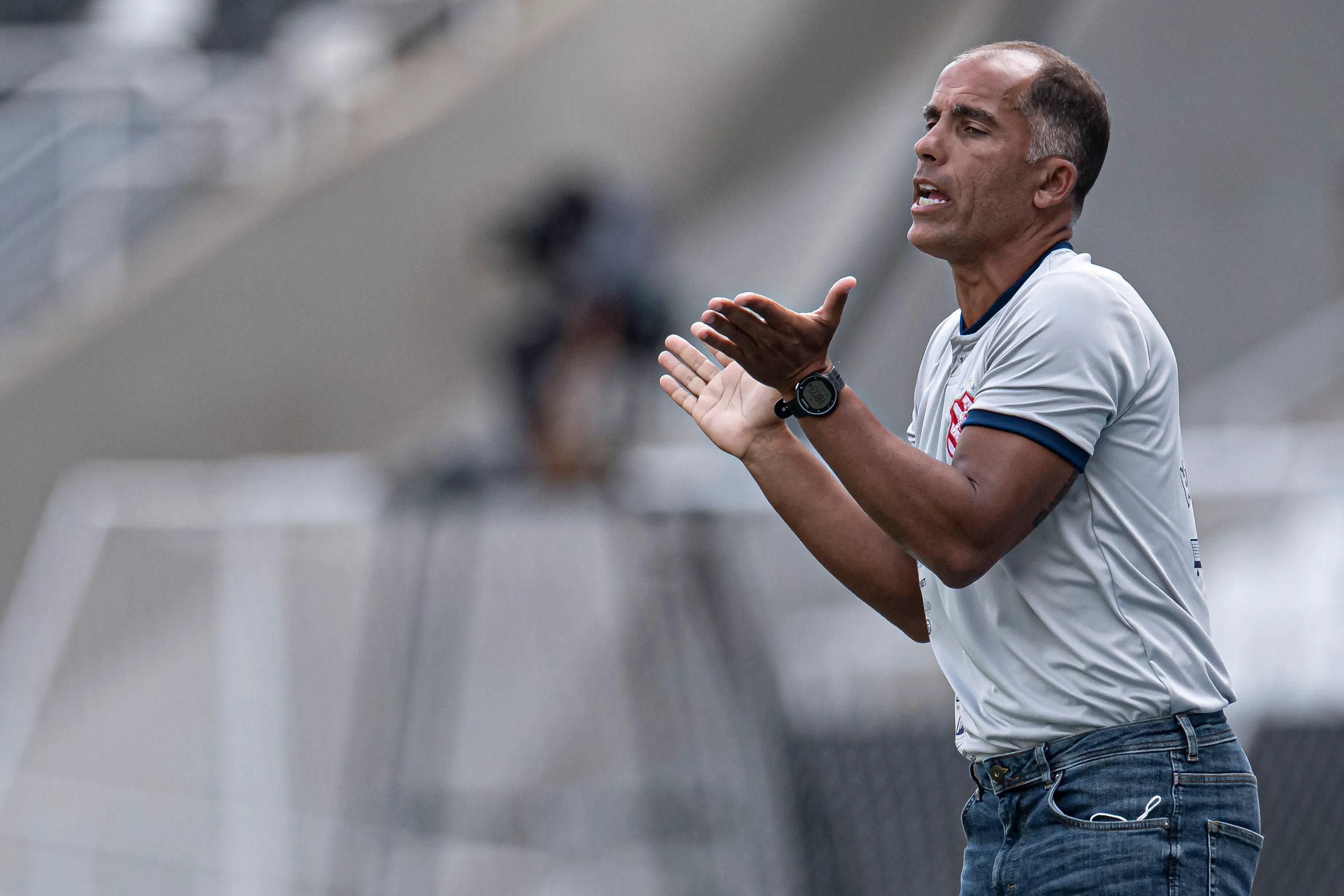 Felipe Maestro foi incluído em súmula de árbitro Rafael Klein após derrota do Vasco na Vila Belmiro – Foto: Jorge Rodrigues/AGIF