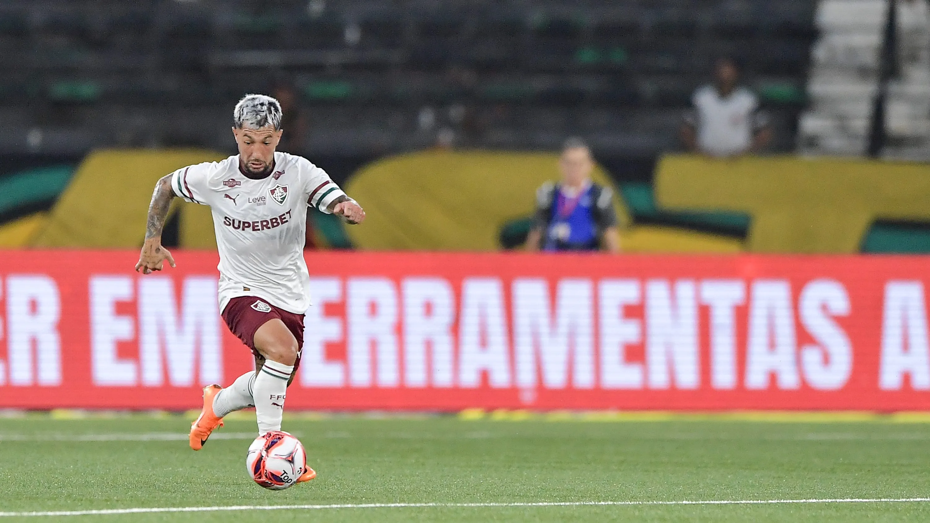 Lucho Acosta é um dos grandes destaques do Fluminense em 2026 - Foto: Thiago Ribeiro/AGIF.