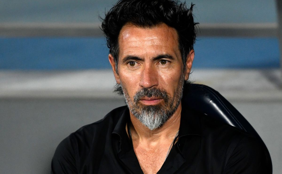 Eduardo Domínguez quer novos reforços e Atlético-MG busca mais um zagueiro no mercado