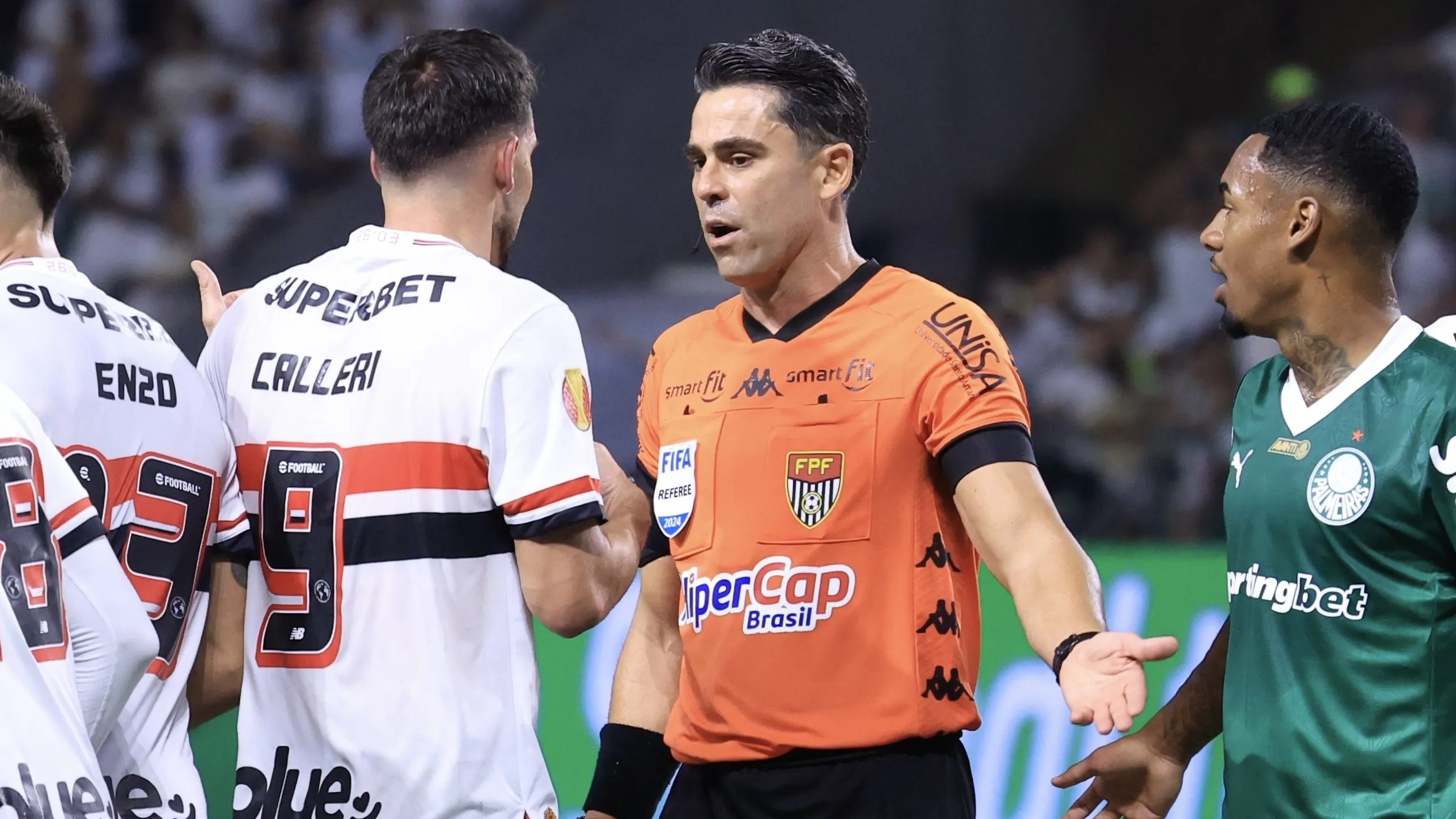 Flávio Rodrigues de Souza assinalou pênalti polêmico de Arboleda em Vitor Roque que culminou em derrota são-paulina na semi do Paulistão de 2025 – Foto: Marcello Zambrana/AGIF