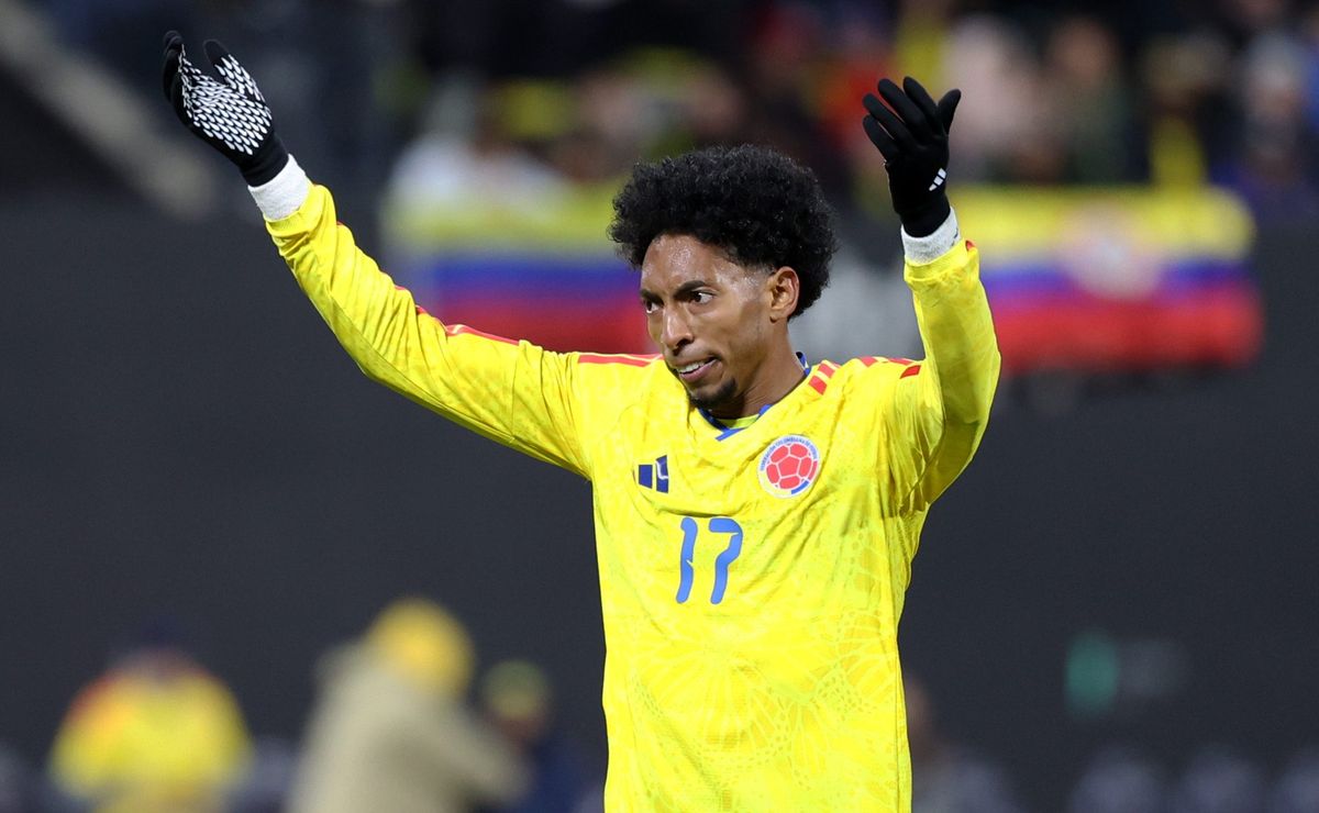 Botafogo negocia contratação de Johan Mojica, lateral-esquerdo da seleção colombiana