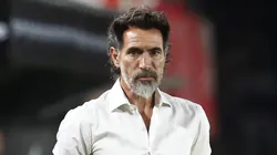 Eduardo Dominguez, head coach of Estudiantes, looks on during a Torneo Apertura Mercado Libre 2026 match against Boca Juniors at Jorge Luis Hirschi Stadium on January 28, 2026 in La Plata, Argentina. (Photo by Marcos Brindicci/Getty Images)