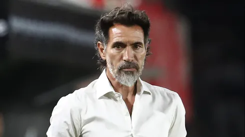 Eduardo Dominguez, head coach of Estudiantes, looks on during a Torneo Apertura Mercado Libre 2026 match against Boca Juniors at Jorge Luis Hirschi Stadium on January 28, 2026 in La Plata, Argentina. (Photo by Marcos Brindicci/Getty Images)