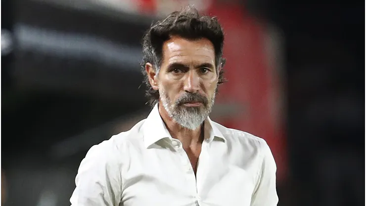 Eduardo Dominguez, head coach of Estudiantes, looks on during a Torneo Apertura Mercado Libre 2026 match against Boca Juniors at Jorge Luis Hirschi Stadium on January 28, 2026 in La Plata, Argentina. (Photo by Marcos Brindicci/Getty Images)