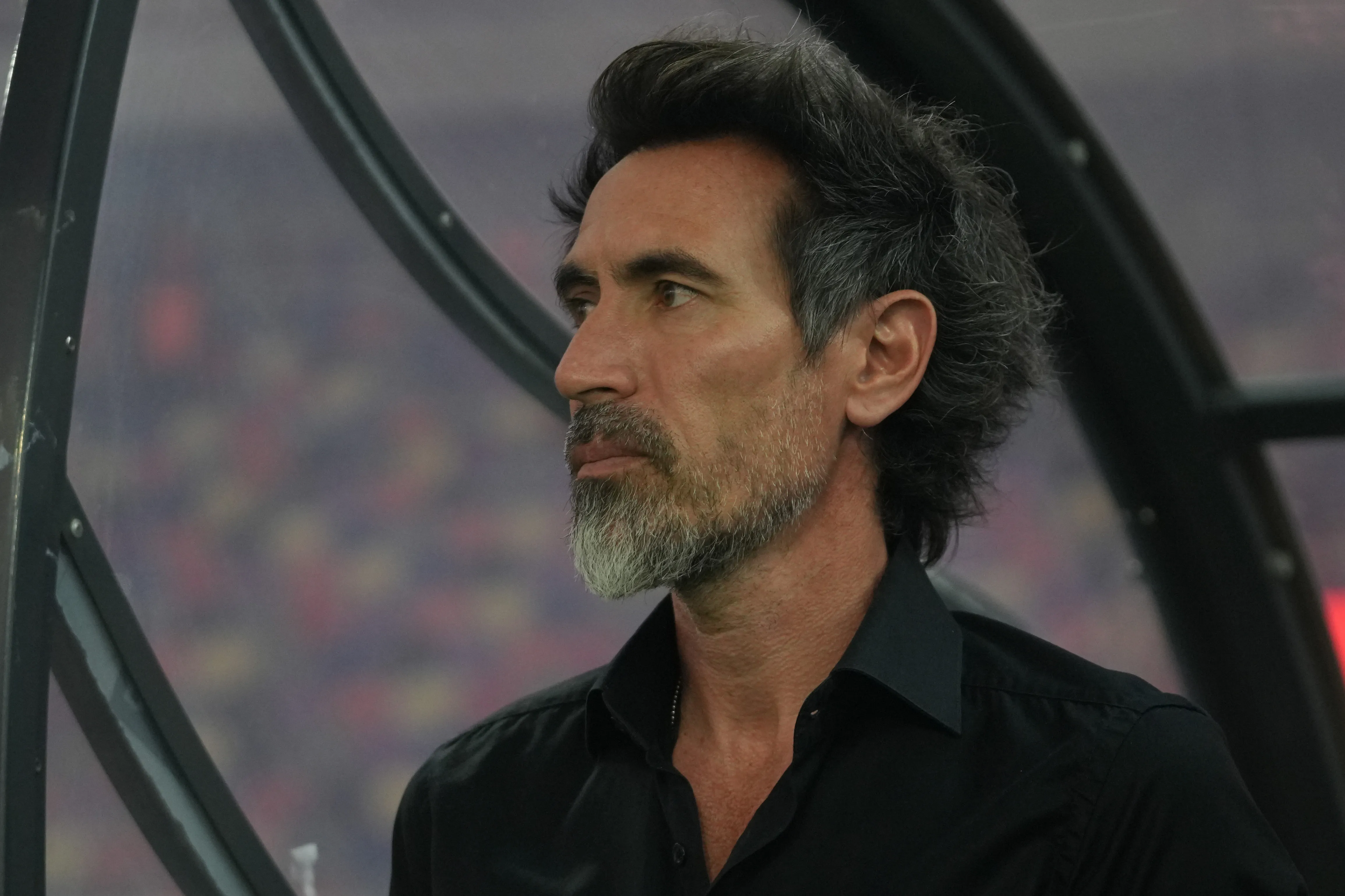SANTIAGO DEL ESTERO, ARGENTINA – DECEMBER 13: Eduardo Dominguez head coach of Estudiantes La Plata looks on prior to the Torneo Clausura Betano 2025 Final match between Racing Club and Estudiantes at Estadio Unico Madre de Ciudades on December 13, 2025 in Santiago del Estero, Argentina. (Photo by Joaquín Camiletti/Getty Images)