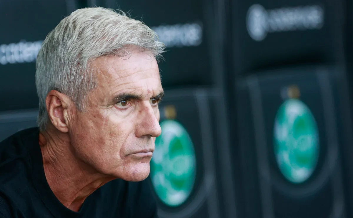 Luís Castro define a formação do Grêmio para o Clássico GreNal 450 e mantém mistério no setor ofensivo