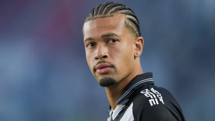 João Victor jogador do Vasco durante partida contra o Gremio no estadio Sao Januario pelo campeonato Brasileiro A 2025. Foto: Thiago Ribeiro/AGIF