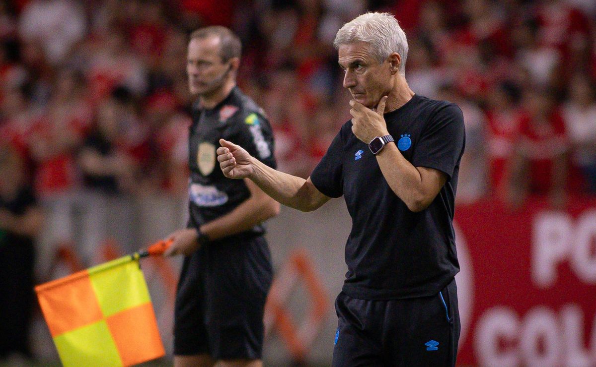 Antes de Grêmio x Internacional, Luís Castro rasga elogios para Alan Patrick: “Cria muitos problemas”
