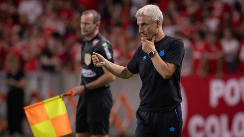 Luis Castro, técnico do Grêmio, durante partida contra o Internacional no estádio Beira-Rio pelo campeonato Gaúcho 2026. Foto: Maxi Franzoi/AGIF