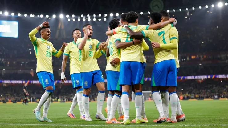 Seleção Brasileira em jogo no estádio do Arsenal contra Senegal.