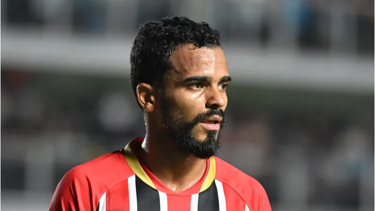 Danielzinho durante partida contra o Santos, na Vila