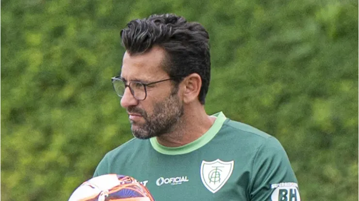 Alberto Valentim durante treinamento da última sexta-feira (27)