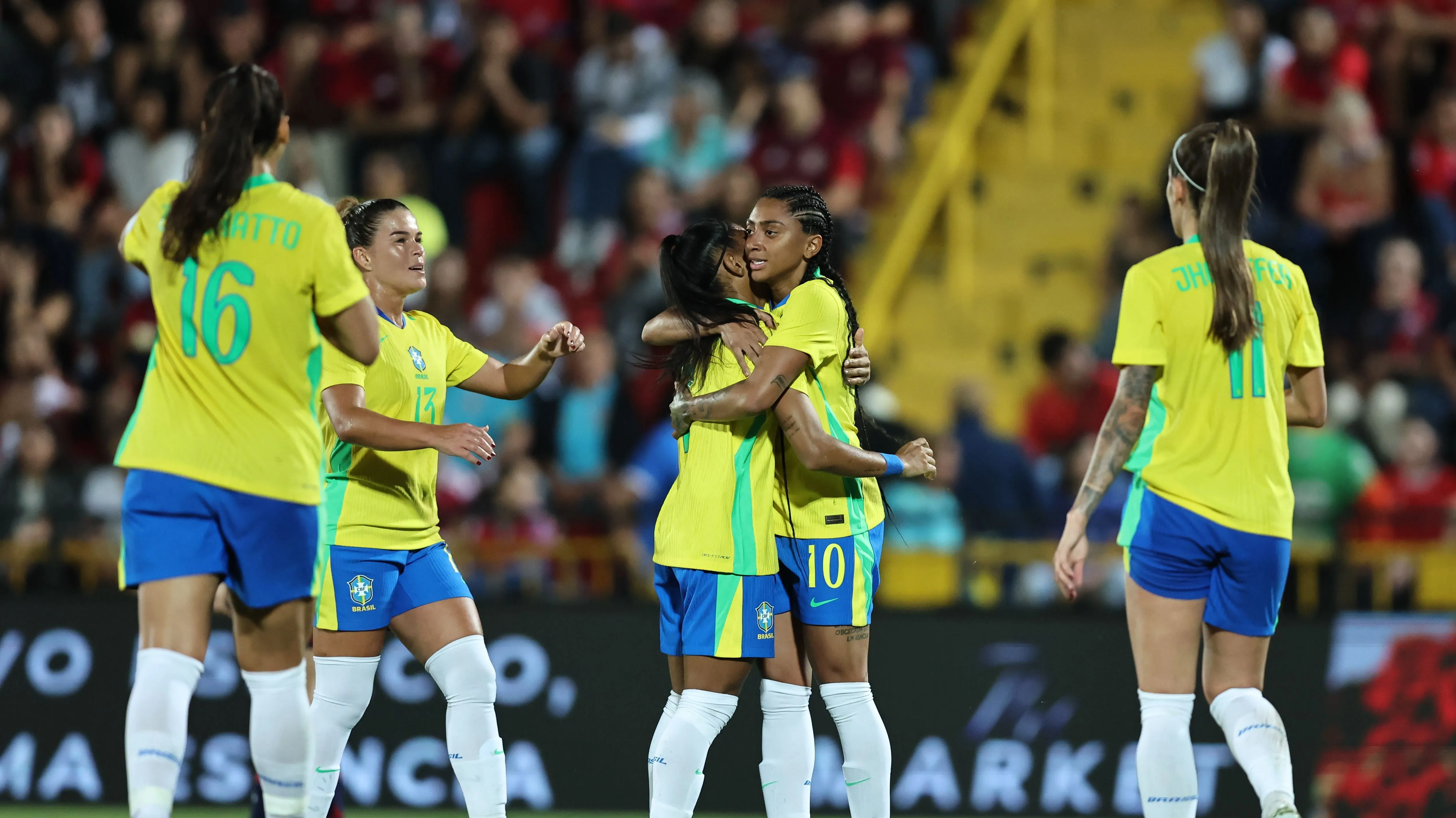 Jogadoras da Seleção Feminina celebram gol contra a Costa Rica