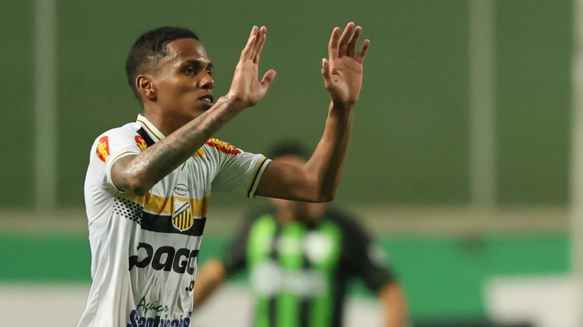 Dantas comemorando pelo Novorizontino – Foto: Gilson Lobo/AGIF