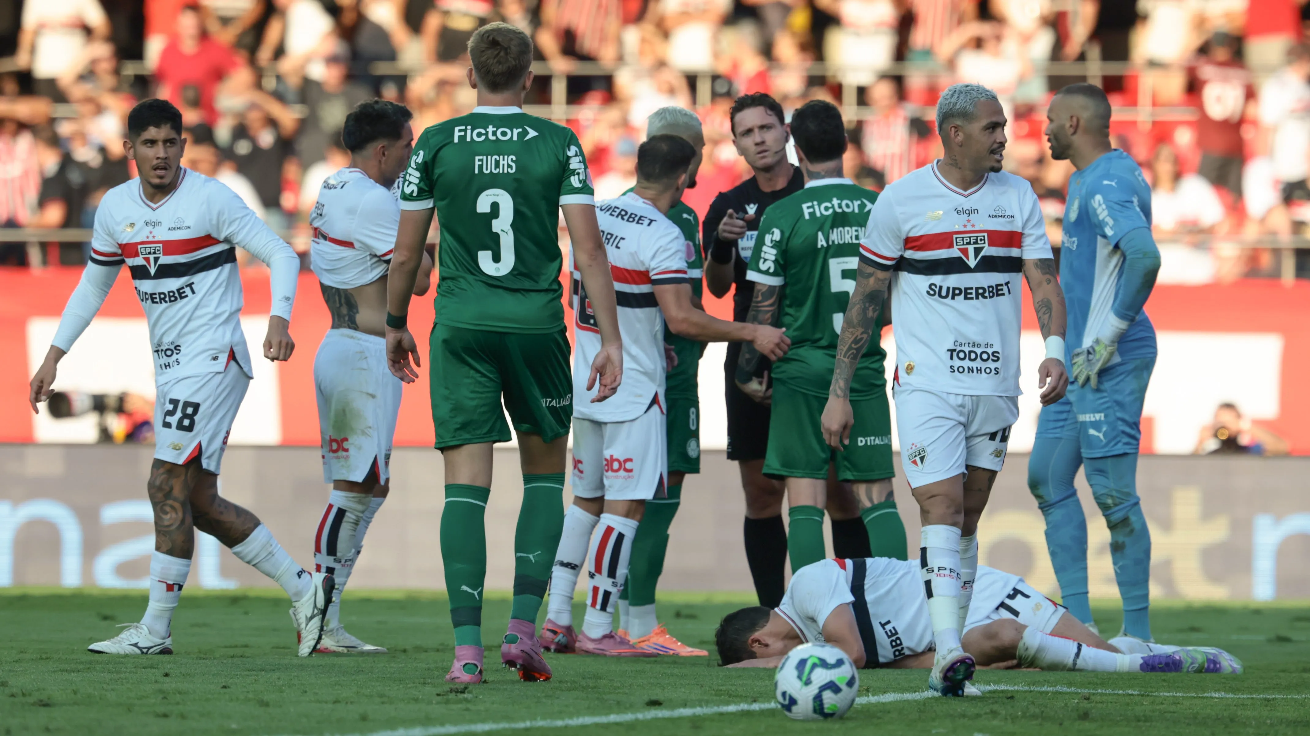Jogadores do Sao Paulo reclamam com a arbitragem durante partida contra o Palmeiras no estadio Morumbi pelo campeonato Brasileiro A 2025. Foto: Marcello Zambrana/AGIF