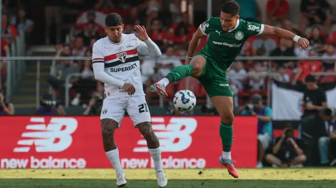 Alan Franco jogador do Sao Paulo disputa lance com Vitor Roque jogador do Palmeiras durante partida no estadio Morumbi pelo campeonato Brasileiro A 2025. Foto: Marcello Zambrana/AGIF