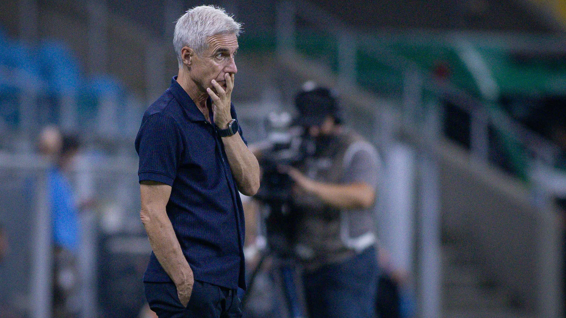 Luís Castro tem dúvidas importantes no Grêmio para o Gre-Nal – Foto: Maxi Franzoi/AGIF