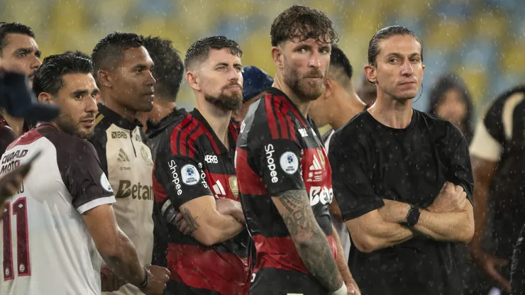 Filipe Luis e jogadores do Flamengo no Maracanã.