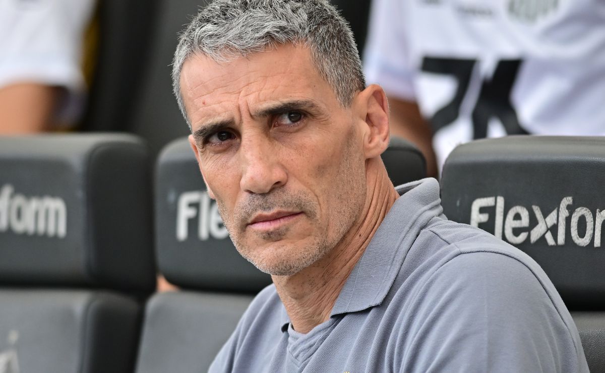 Vojvoda muda de ideia e deve voltar a escalar o Santos em um 4-3-3 contra o Internacional