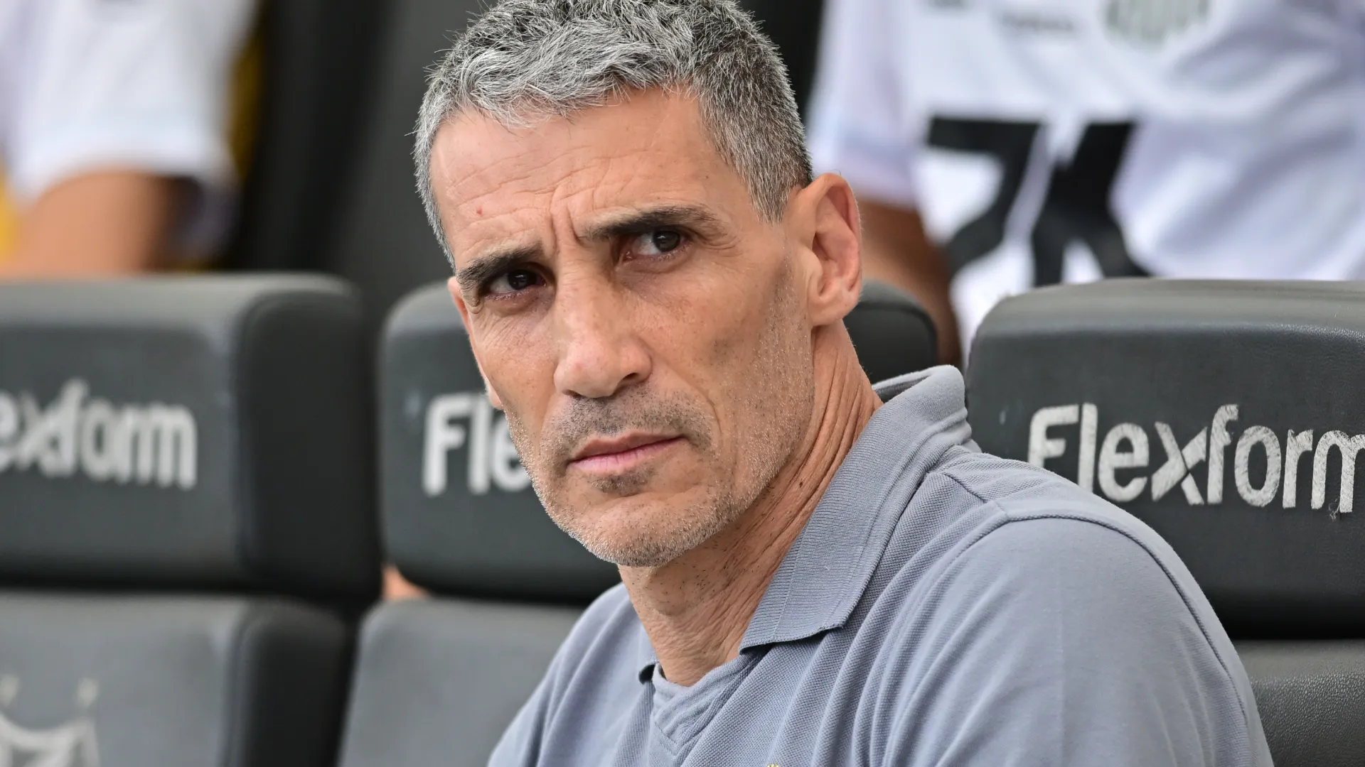 Vojvoda no comando técnico do Santos – Foto: Jota Erre/AGIF