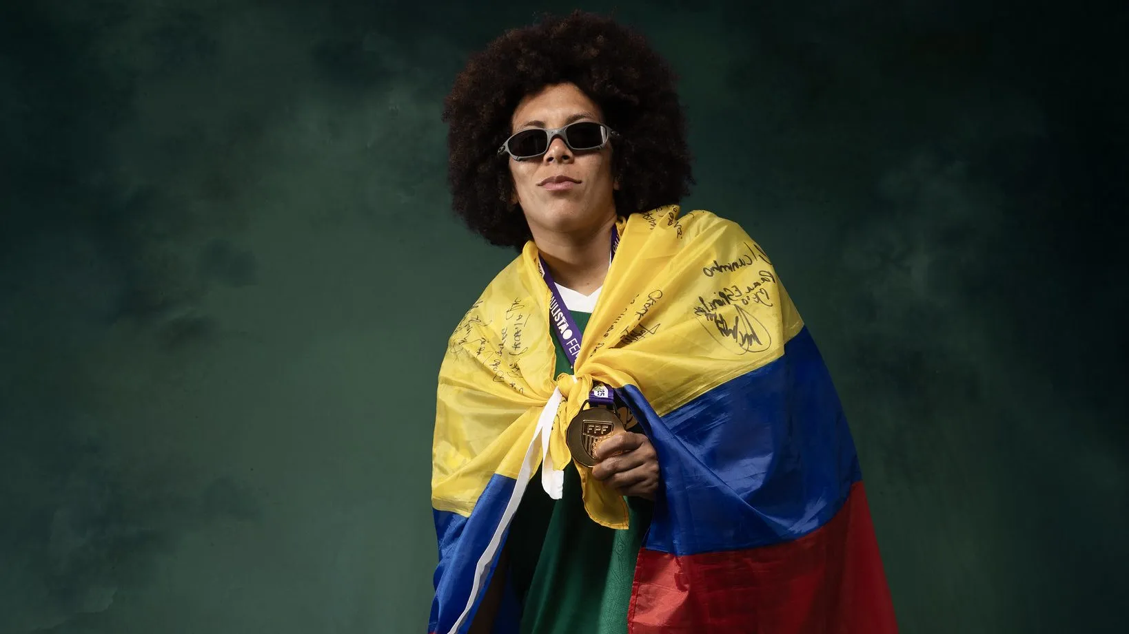 Joselyn Espinales, meia do Palmeiras, com taça do Paulistão Feminino