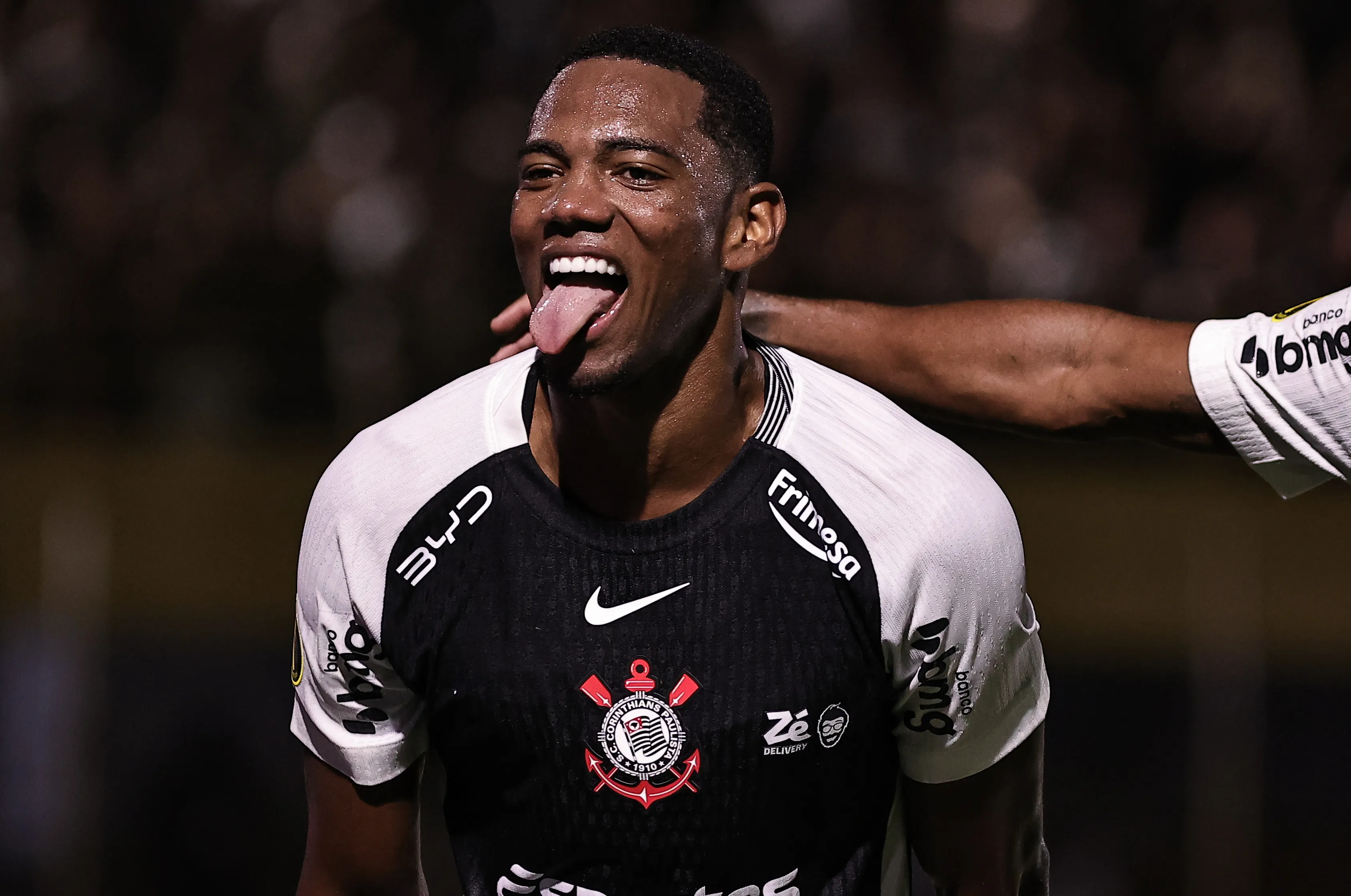 André jogador do Corinthians comemora seu gol durante partida contra o São Bernardo.  Foto: Fabio Giannelli/AGIF