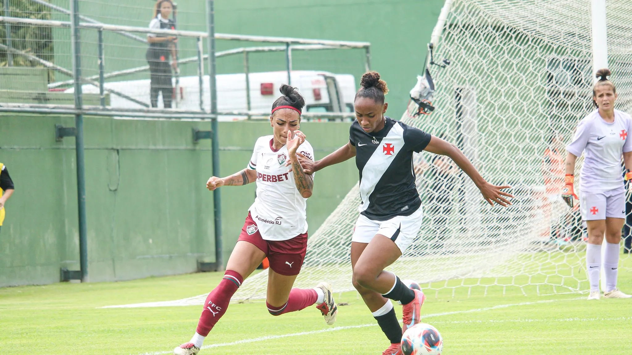 Jogadoras do Vasco e Fluminense em campo