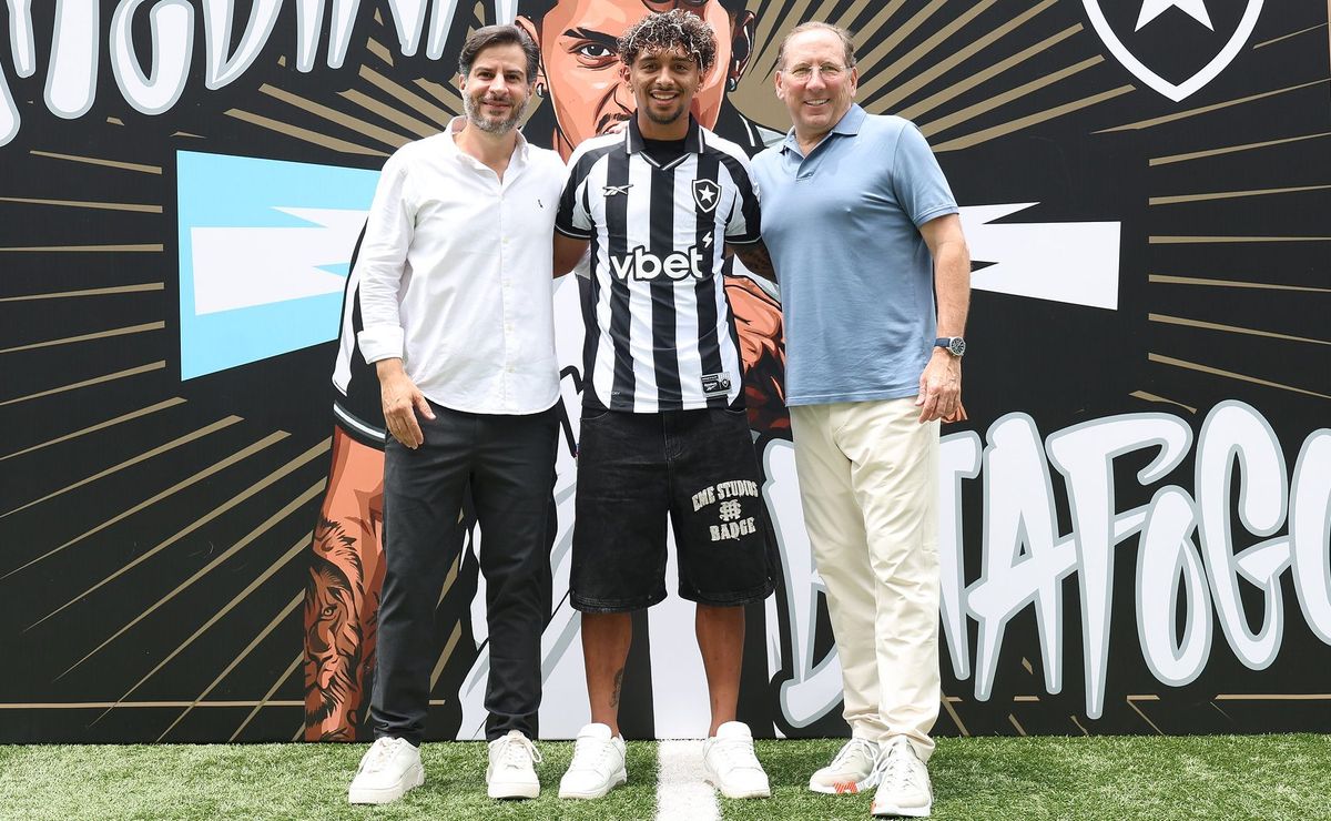 John Textor revela influência do ídolo Thiago Almada na contratação do meia argentino Cristian Medina