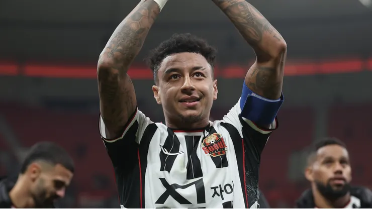 SHANGHAI, CHINA - NOVEMBER 25: Jesse Lingard #10 of FC Seoul with teammates salute the supporters following the AFC Champions League Elite 2025-26 East Region Group Stage match between Shanghai Port and FC Seoul at Pudong Football Stadium on November 25, 2025 in Shanghai, China. (Photo by Lintao Zhang/Getty Images)