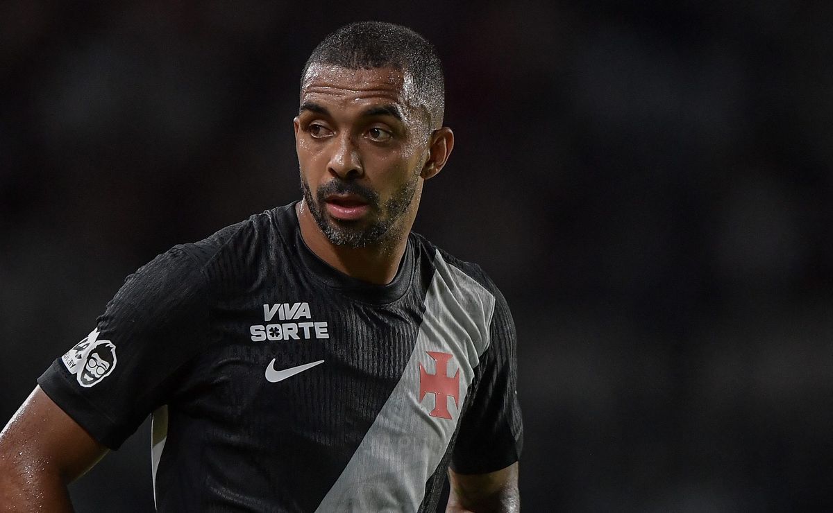 Paulo Henrique, do Vasco, é cobrado por organizada após episódio com Neymar