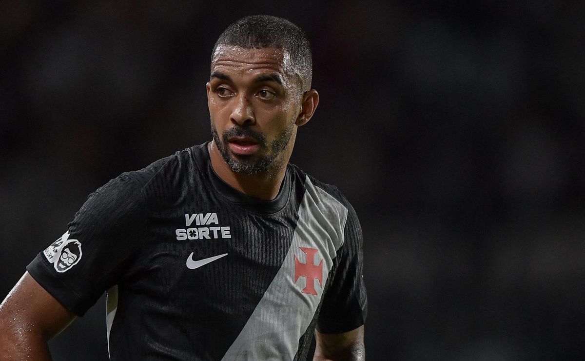 Torcida do Vasco perde a paciência com Paulo Henrique em partida contra o Fluminense: “Nível decaiu”