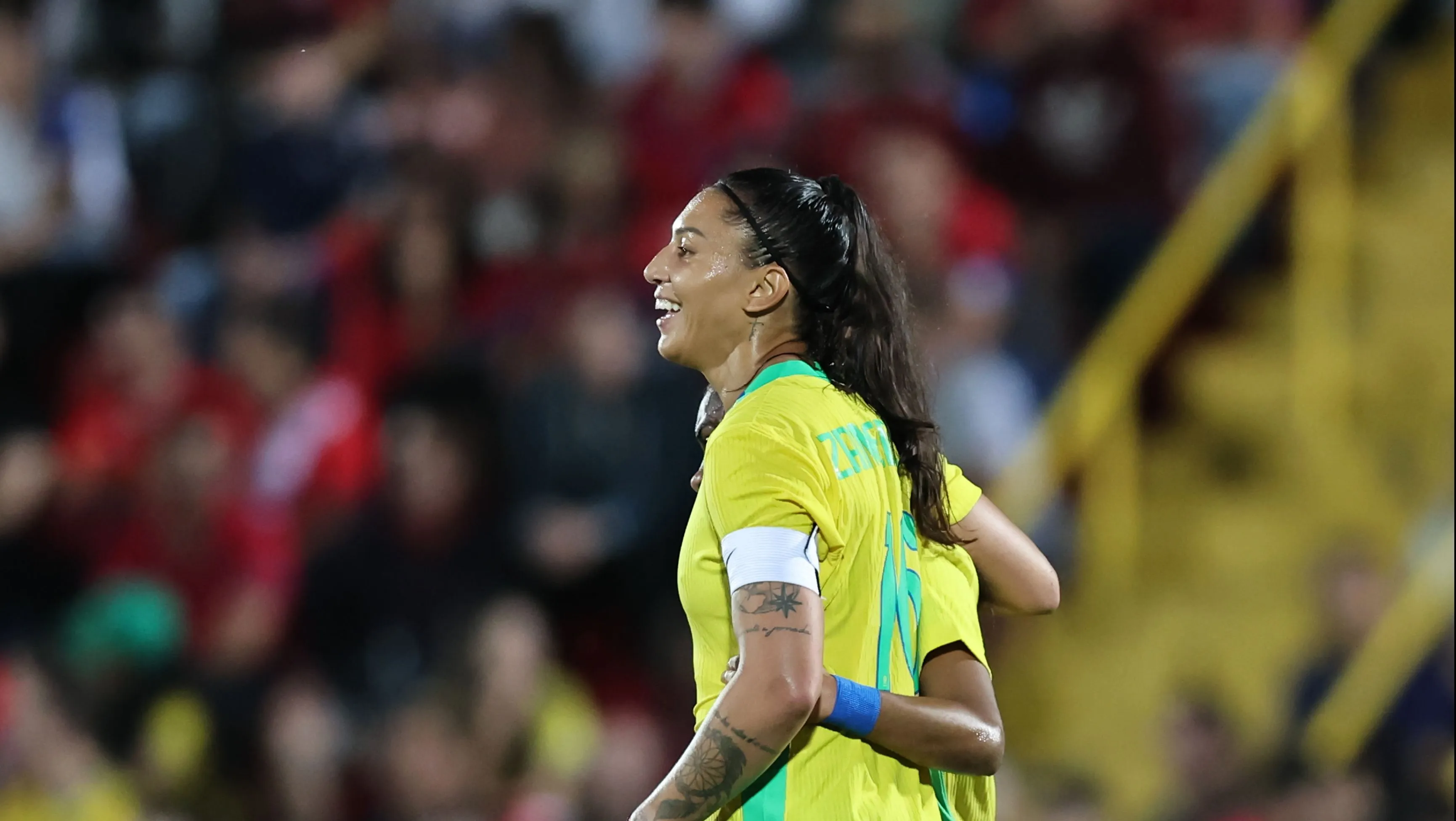 Bia Zaneratto abraça Tainá Maranhão após gol da Seleção Feminina