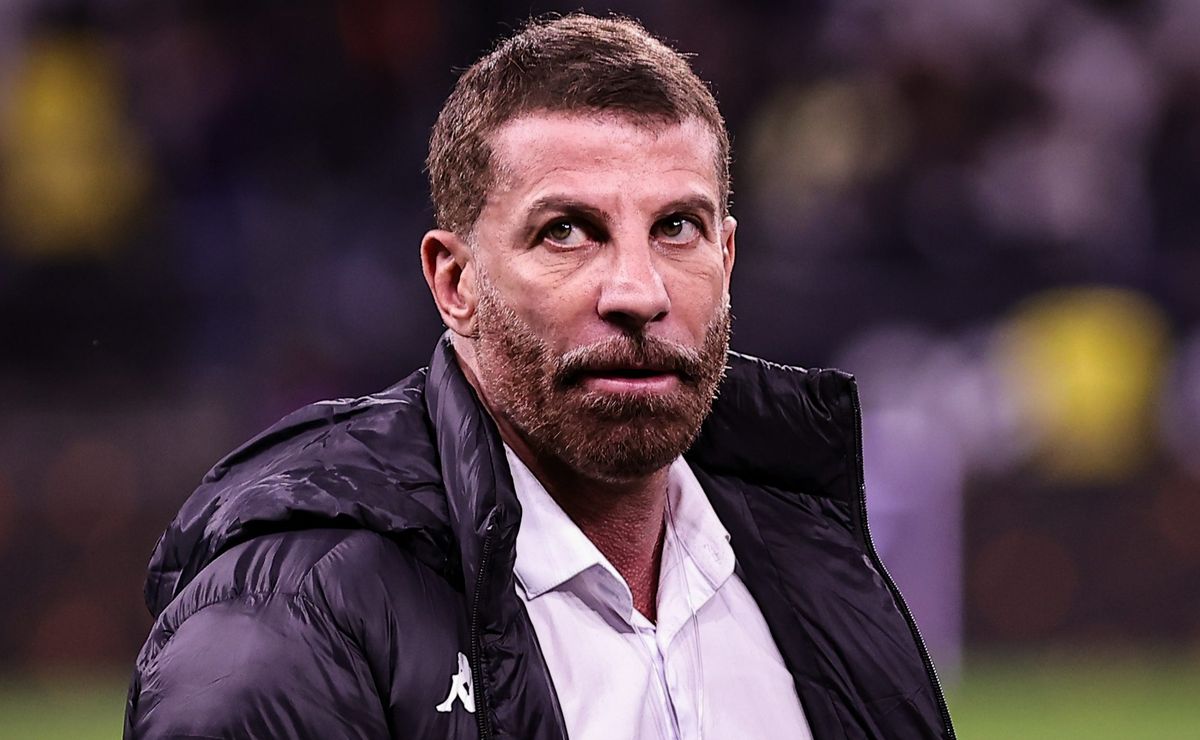 Pedrinho aumenta o tom em conversa com jogadores em meio à busca por treinador no Vasco