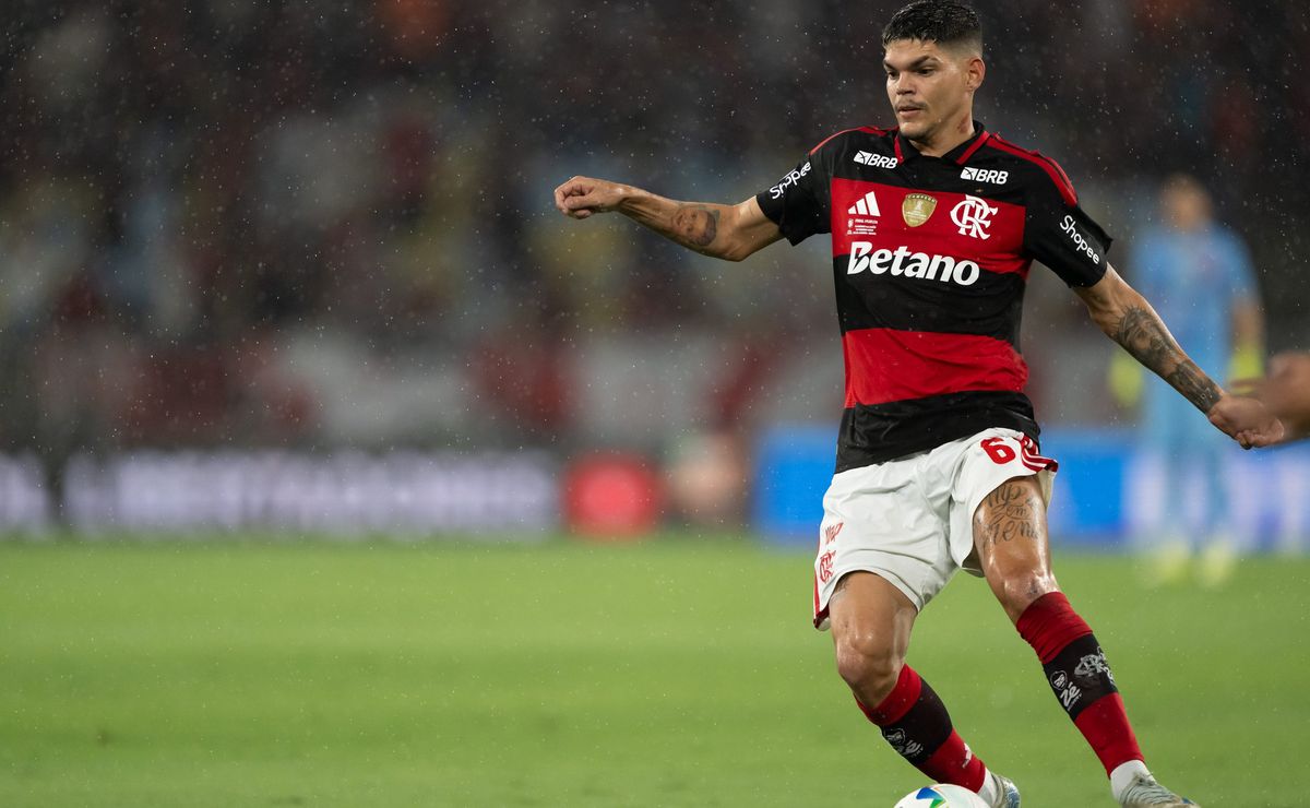 Ayrton Lucas se abala após falha em Flamengo x Lanús e desativa conta na rede social após críticas