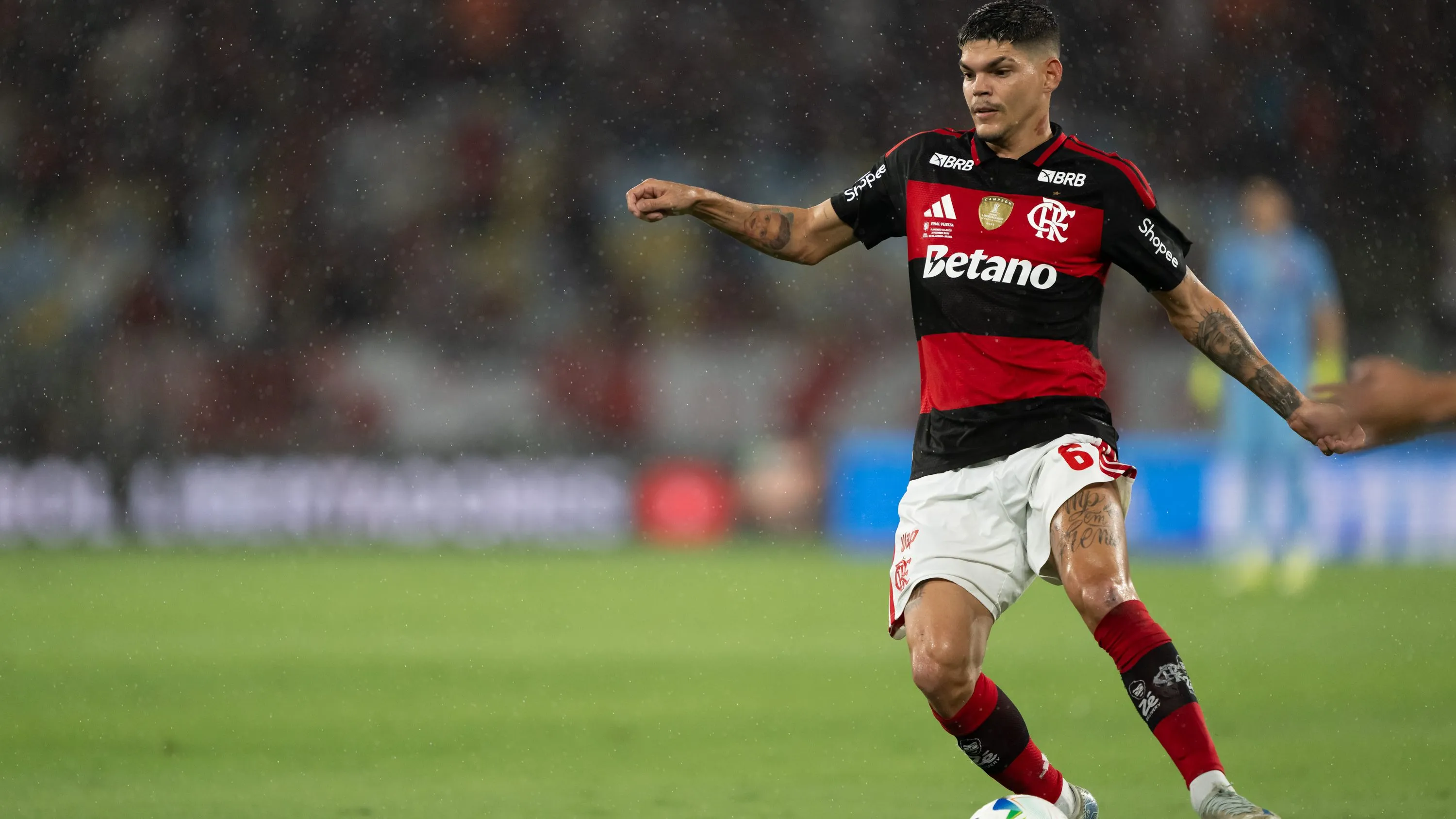 Ayrton Lucas, jogador do Flamengo, durante partida contra o Lanus no estadio Maracana pelo campeonato Recopa Sul-Americana 2026. Foto: Jorge Rodrigues/AGIF