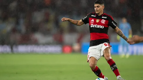 Ayrton Lucas, jogador do Flamengo, durante partida contra o Lanus no estadio Maracana pelo campeonato Recopa Sul-Americana 2026. Foto: Jorge Rodrigues/AGIF