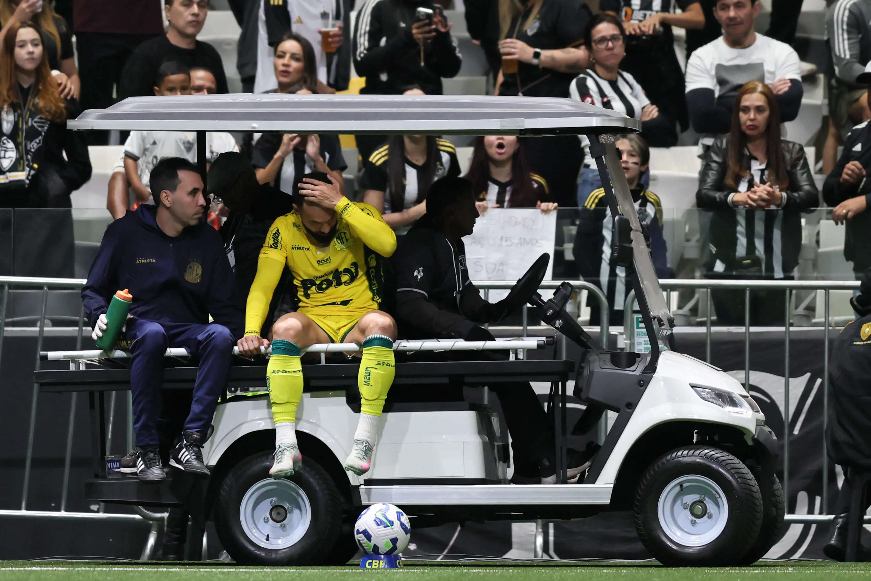 Edson Carioca jogador do Mirassol se lesiona durante partida contra o Atletico-MG no estadio Arena MRV pelo campeonato Brasileiro A 2025.  Foto: Gilson Lobo/AGIF