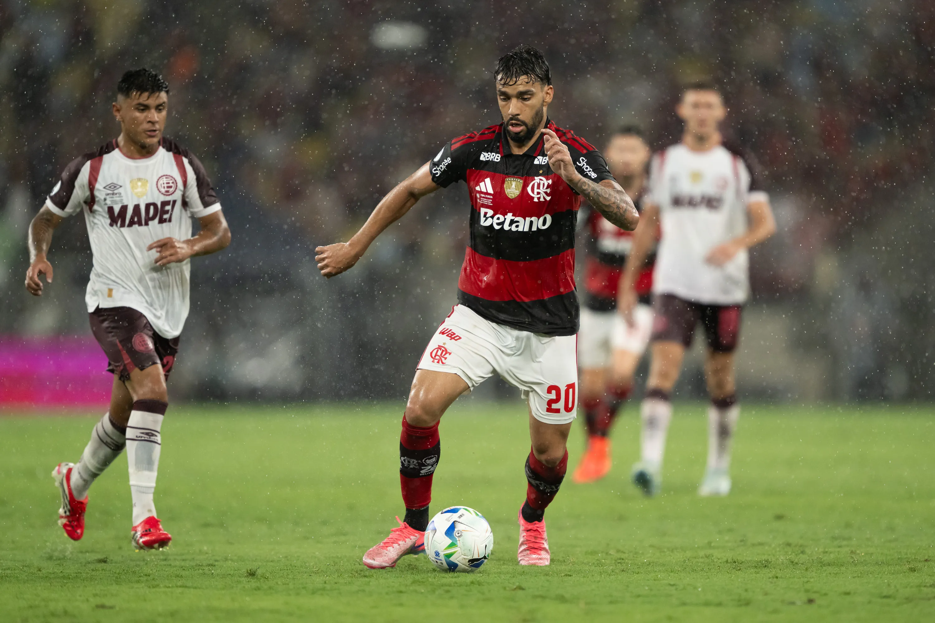 RJ – RIO DE JANEIRO – 26/02/2026 – , FLAMENGO X LANUS – Lucas Paqueta jogador do Flamengo durante partida contra o Lanus no estadio Maracana pelo campeonato [COMPETICAO]. Foto: Jorge Rodrigues/AGIF