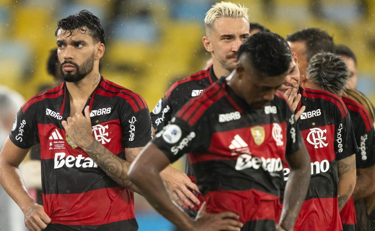 Flamengo é recebido com forte protesto da torcida no Maracanã e pressão aumenta: “Time sem vergonha”