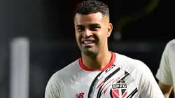 SP - SANTOS - 21/09/2025 - BRASILEIRO A 2025, SANTOS X SAO PAULO - Alisson jogador do Sao Paulo durante aquecimento antes da partida contra o Santos no estadio Vila Belmiro pelo campeonato Brasileiro A 2025. Foto: Jota Erre/AGIF