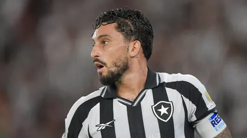 RJ – RIO DE JANEIRO – 25/02/2026 – COPA LIBERTADORES 2026, BOTAFOGO X NACIONAL POTOSI – Alex Telles jogador do Botafogo durante partida contra o Nacional Potosi no estadio Engenhao pelo campeonato Copa Libertadores 2026. Foto: Thiago Ribeiro/AGIF