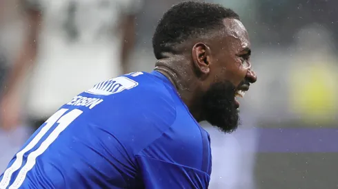 Gerson passa por situação problemática após sofrer pancada em jogo do Cruzeiro.