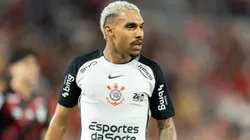 Matheuzinho, jogador do Corinthians, durante partida contra o Athletico-PR no estadio Arena da Baixada pelo campeonato Brasileiro A 2026. Foto: Paulo De Tarso/AGIF
