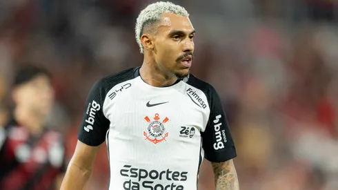 Matheuzinho, jogador do Corinthians, durante partida contra o Athletico-PR no estadio Arena da Baixada pelo campeonato Brasileiro A 2026. Foto: Paulo De Tarso/AGIF