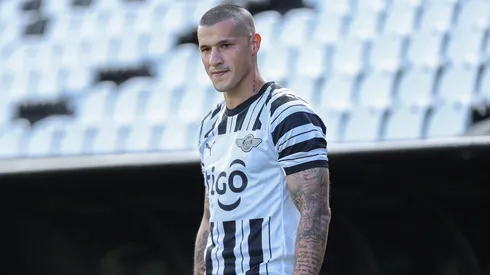 Alan Benítez com a camisa do Libertad