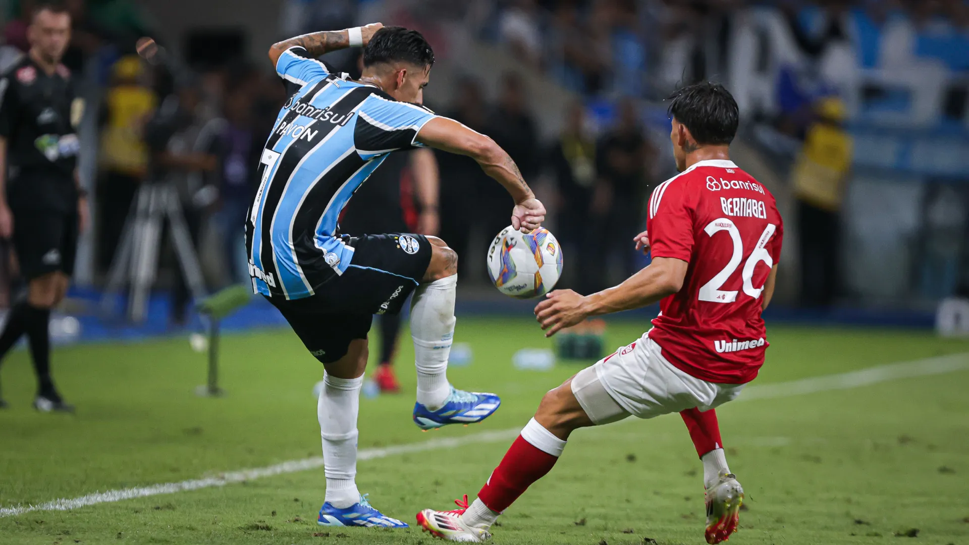Pavón e Bernabei vão se enfrentar no Gre-Nal 450 – Foto: Maxi Franzoi/AGIF