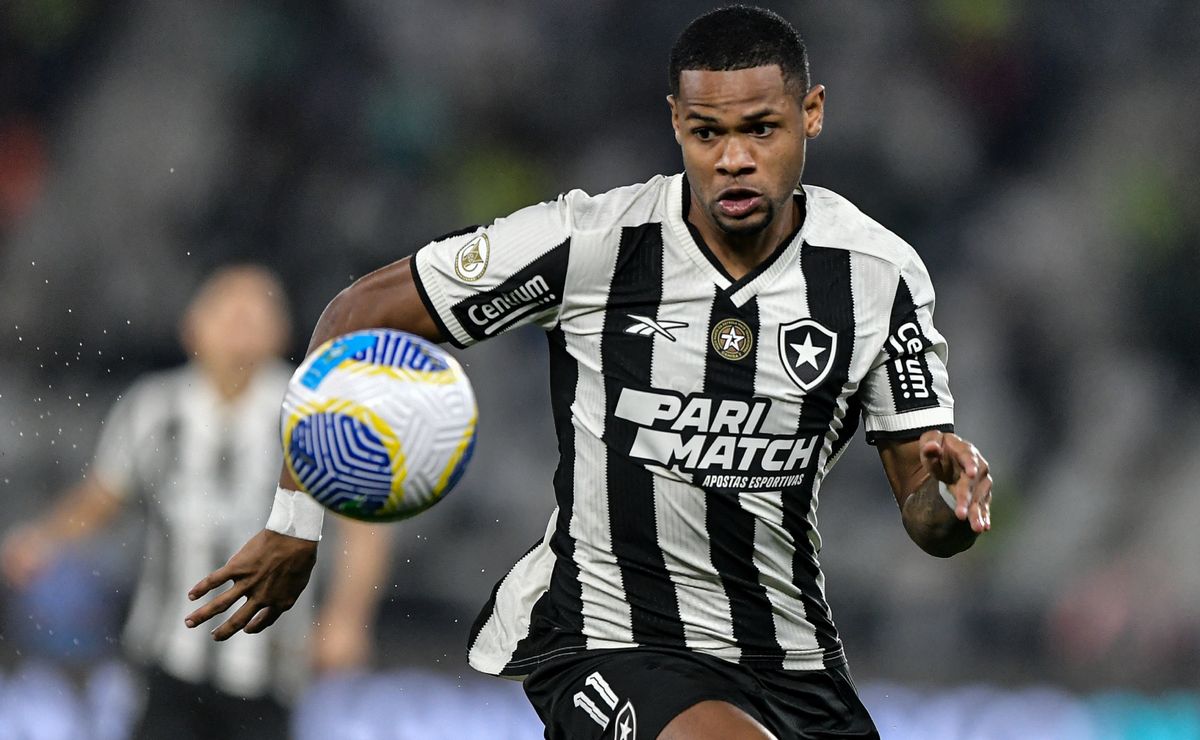 Botafogo acelera no mercado e tenta retorno de Júnior Santos na reta final da janela