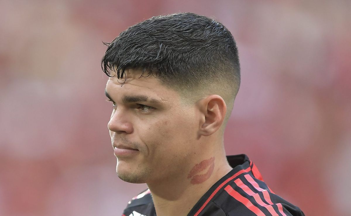 Ayrton Lucas se justifica e pede perdão para a torcida do Flamengo: “Ninguém erra por querer”